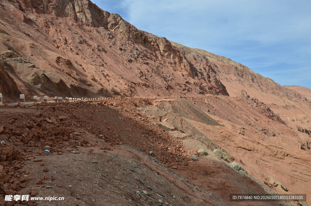 红色山地间的蜿蜒道路