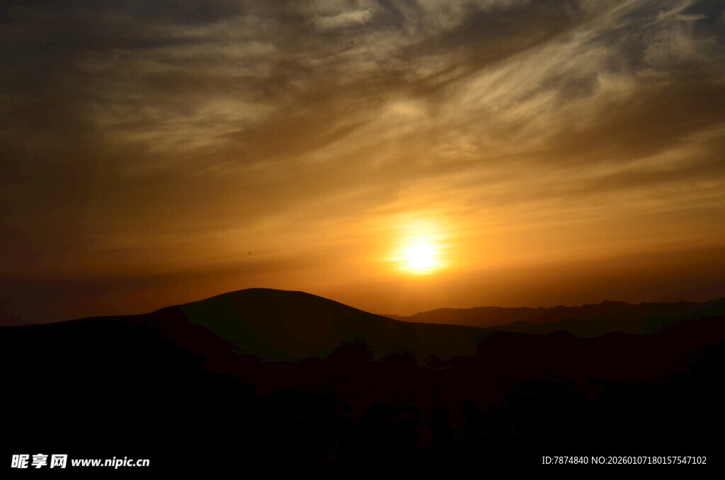 壮丽落日余晖中的山峦