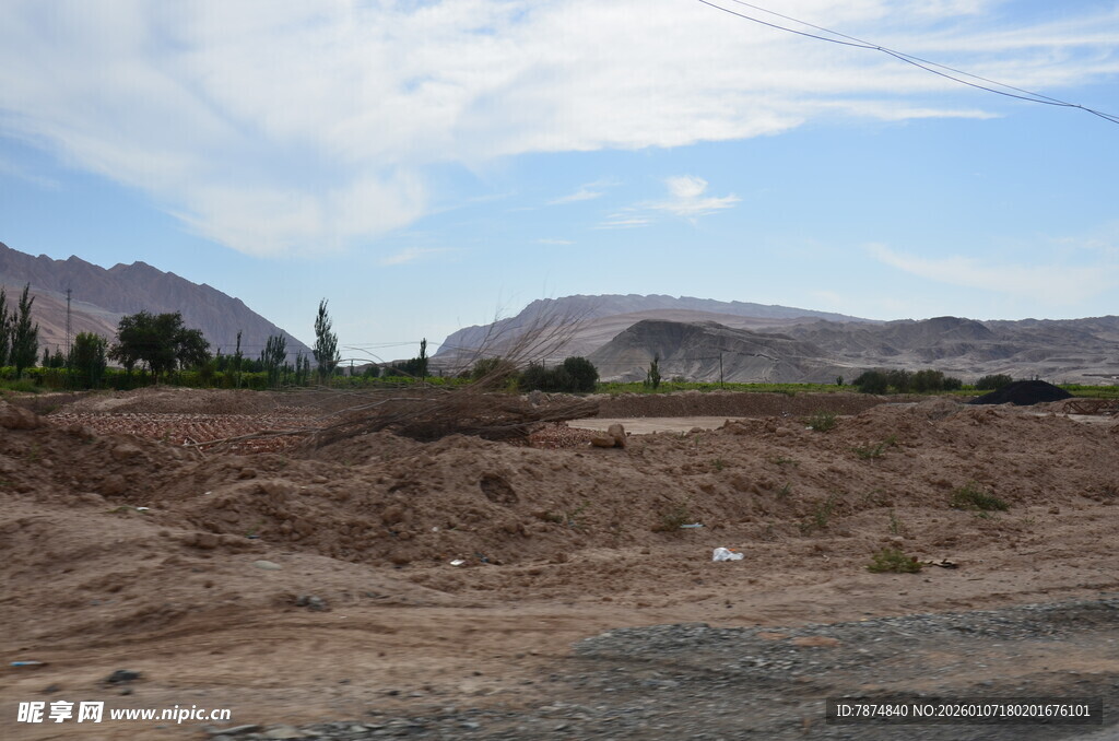 荒漠中的开阔地貌景观