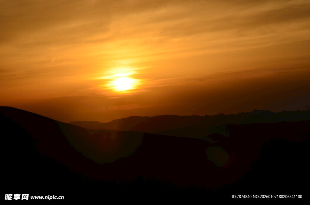 壮丽夕阳下的山峦景色