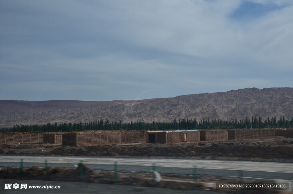 公路旁的远山与开阔景致