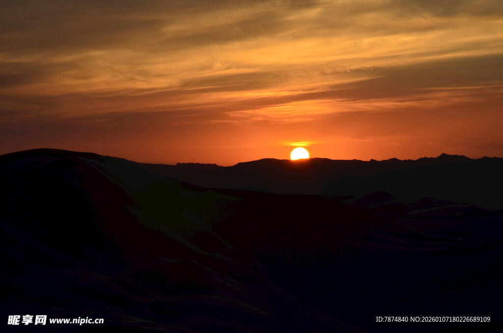 日落时分的壮丽山间景色