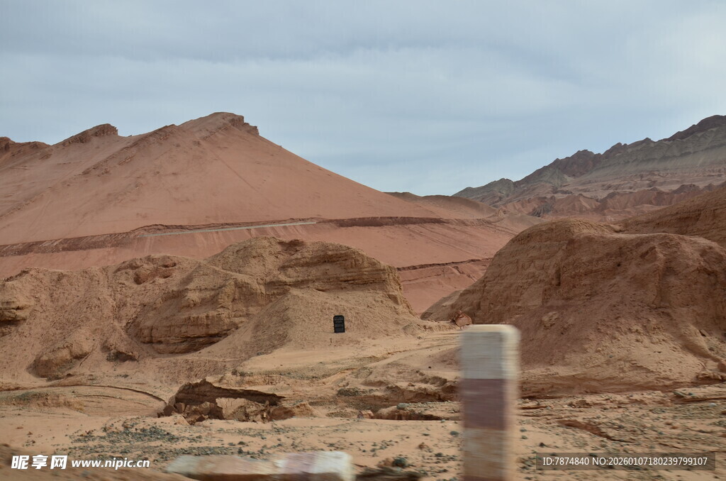 沙漠中的柱状物体景观