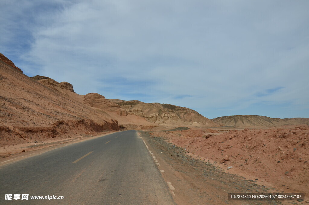 荒漠中的笔直公路