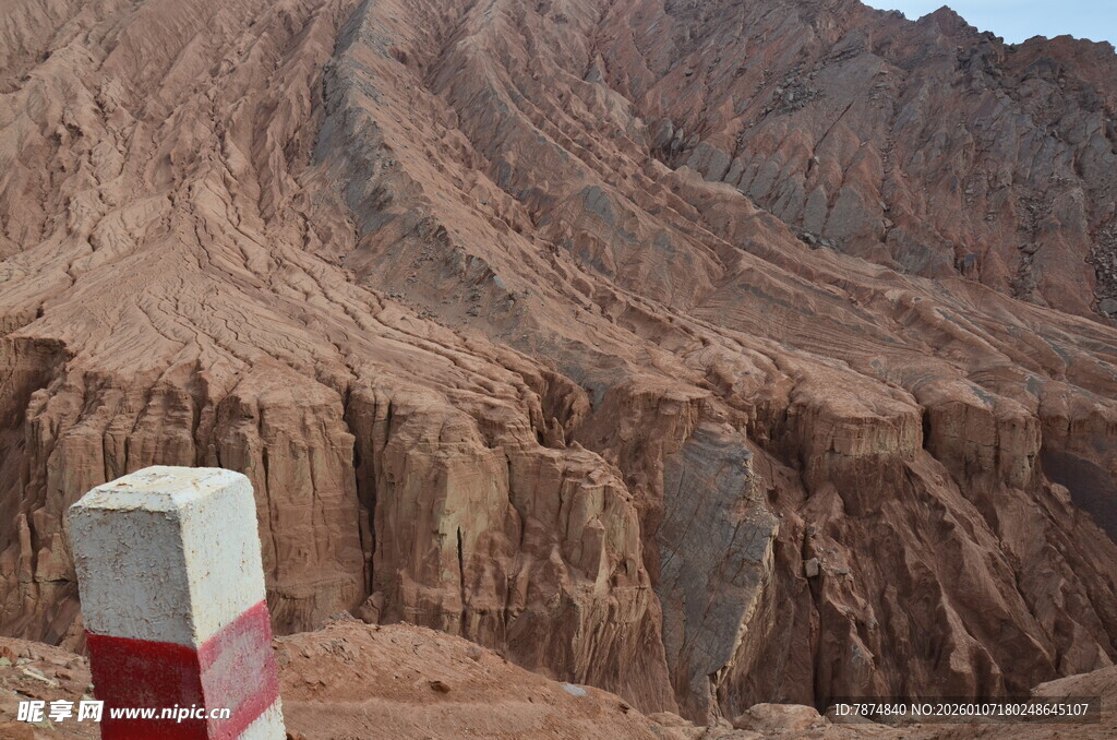 沙漠中的红白界碑与山峦