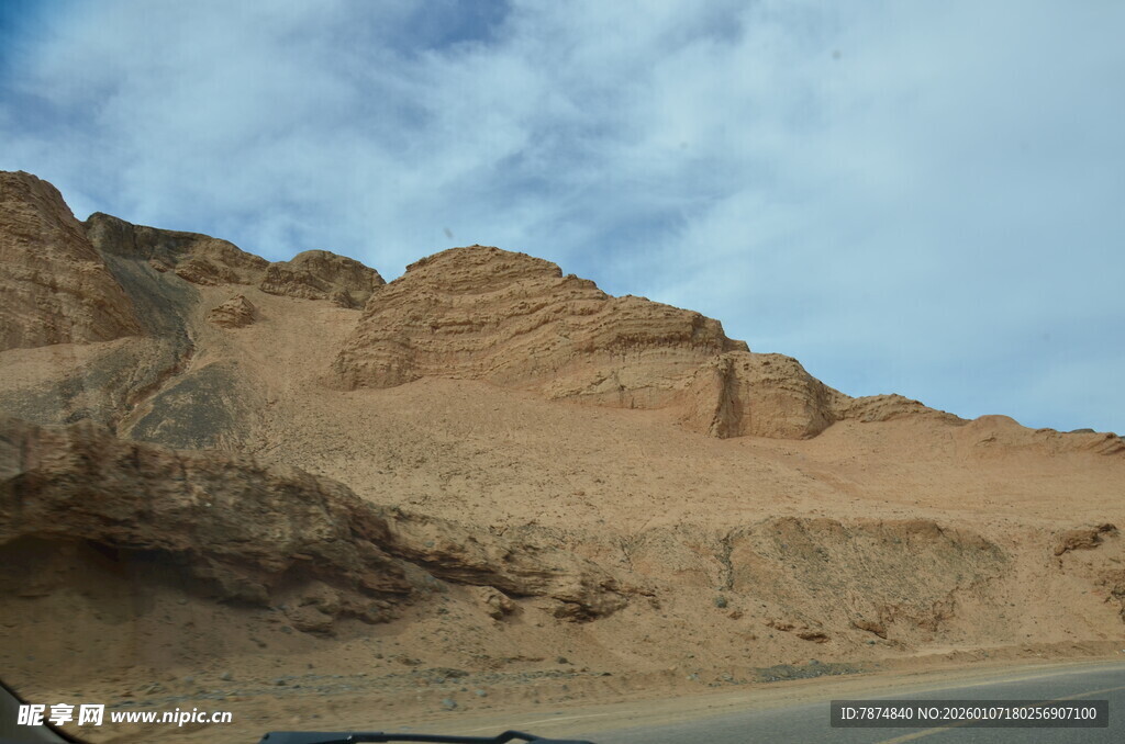 沙漠公路旁的壮丽山景