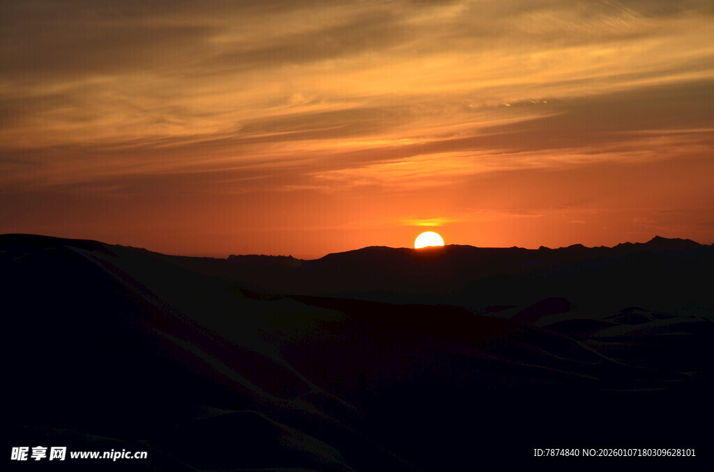 夕阳西下的壮丽自然景观