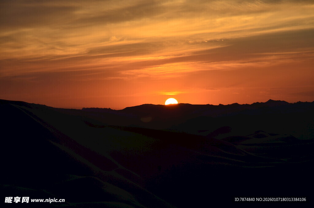 壮丽山间日落美景