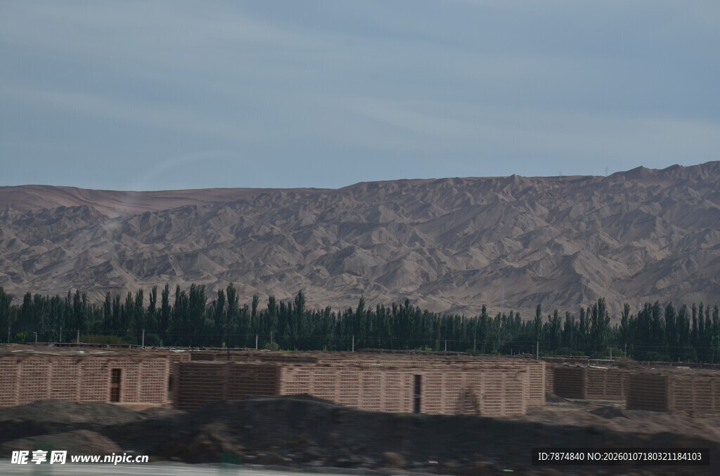 沙漠边的古朴建筑景观