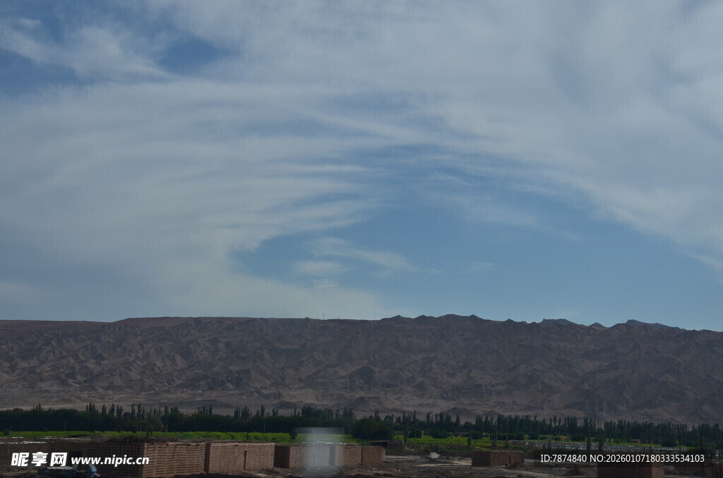 远山蓝天间的美丽景致