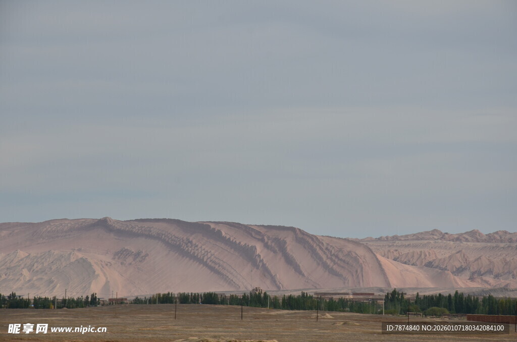 广袤荒原中的连绵山脉