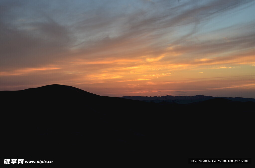 日落时分的山峦剪影