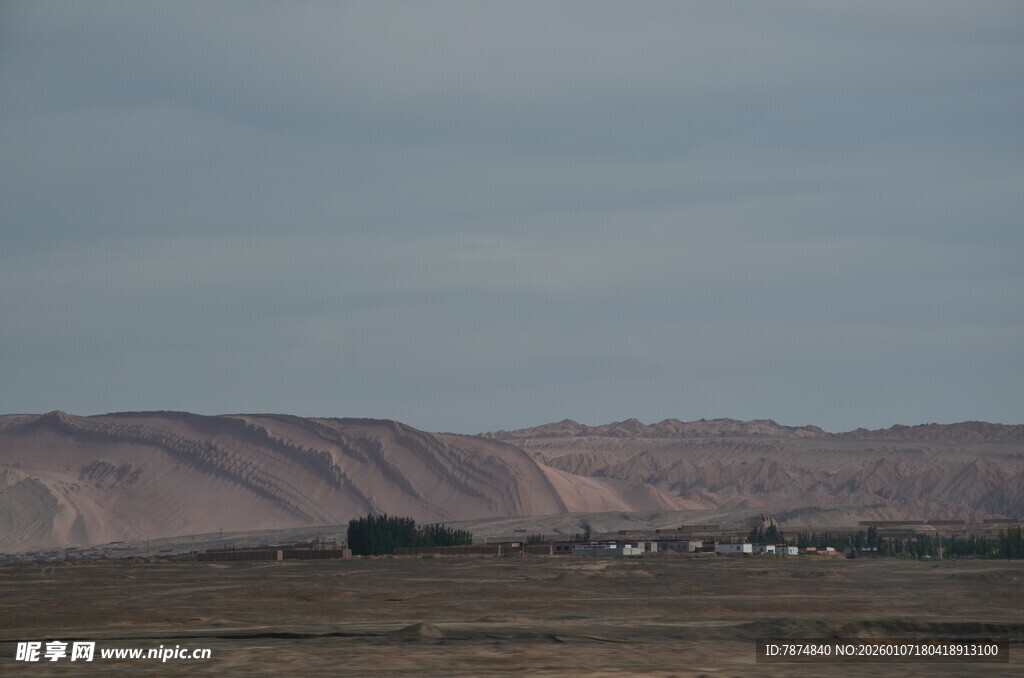 广袤荒原上的低矮建筑