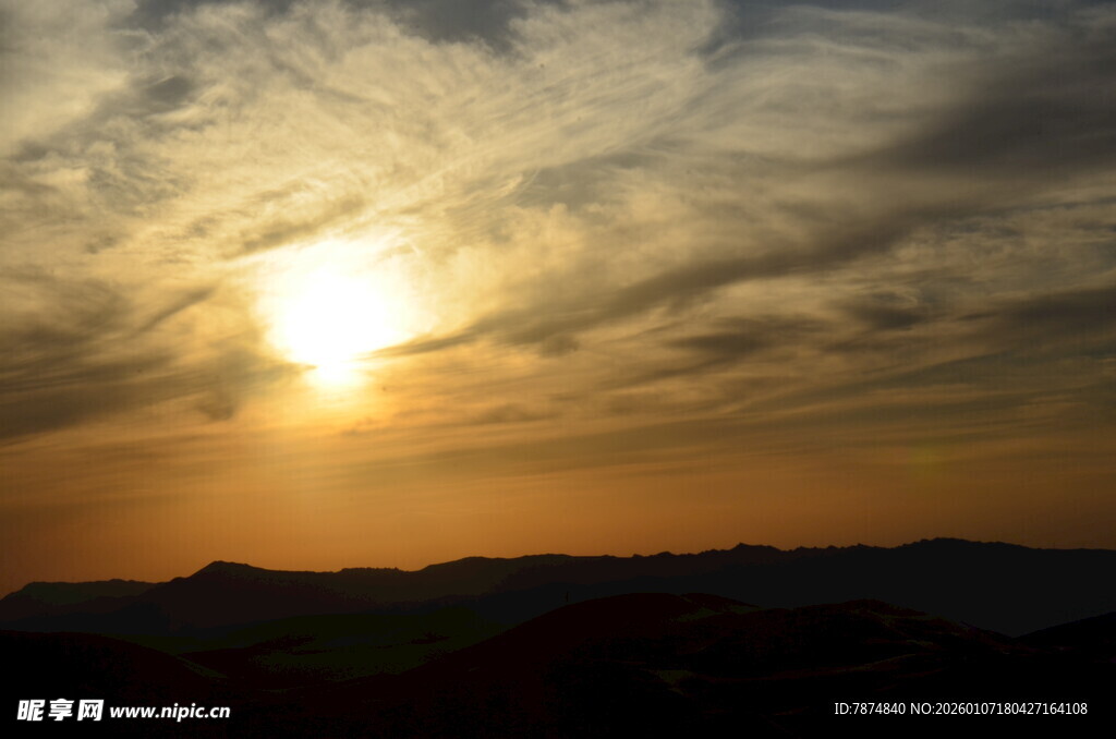 夕阳下的壮美天际线