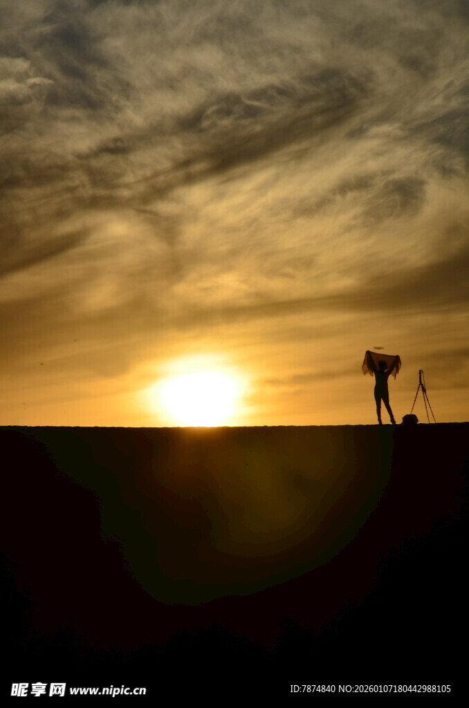 夕阳下的摄影者身影