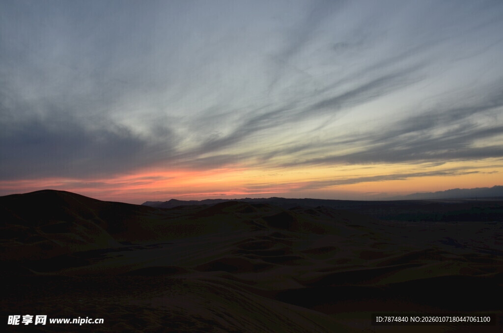 黄昏时分的壮丽天空景观