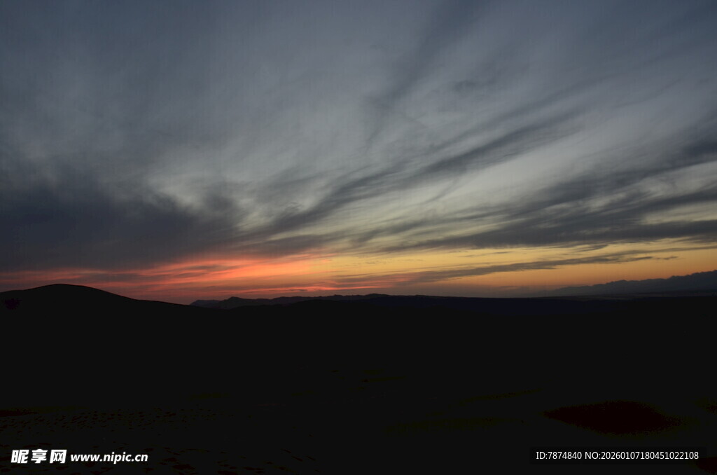 黄昏时分的天空与远山
