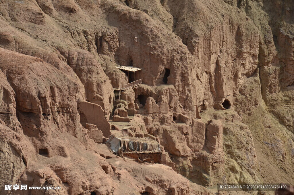 壮观的山崖洞穴景观