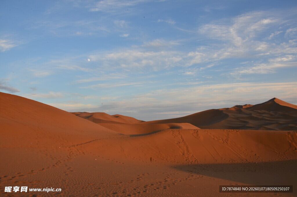 壮丽沙漠风光 蓝天沙丘