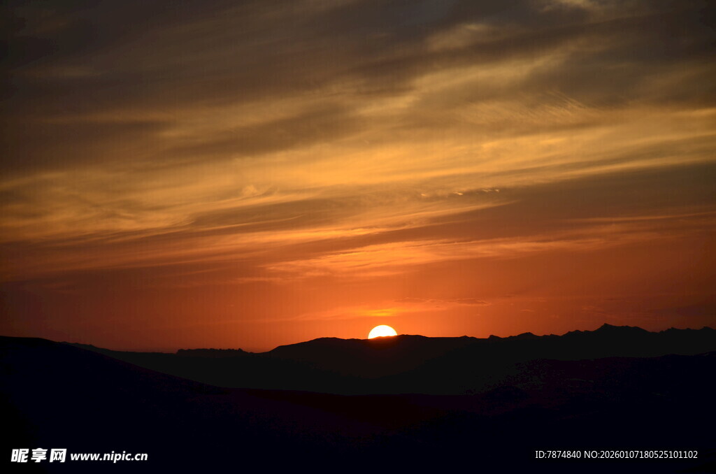 日落时分的壮丽天空景观