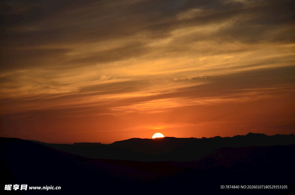 日落时分的壮丽天空景观
