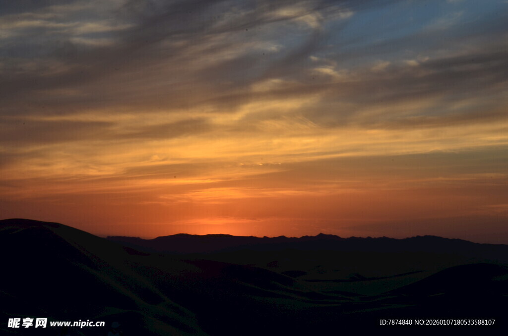 壮丽黄昏时分的天空景色
