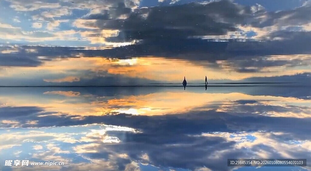 海上日落美景倒映