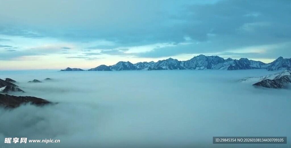 云海中的壮丽山峦景观