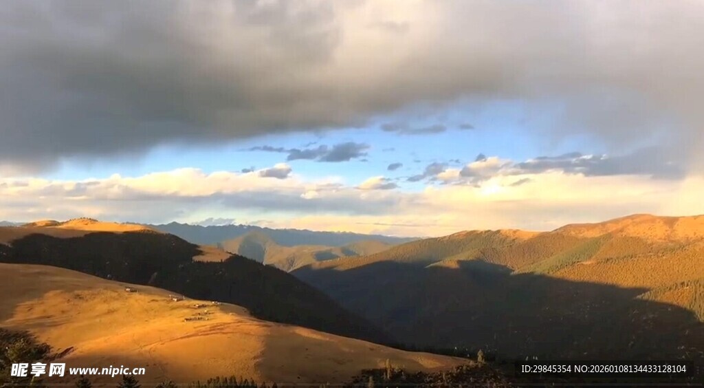 壮丽山景与天边云霞