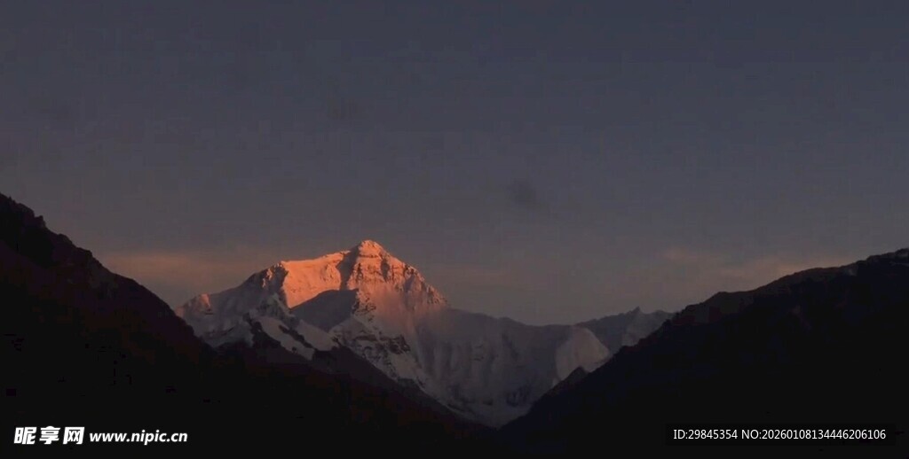 夕阳下的壮丽雪山