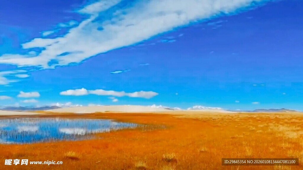 蓝天黄土地上的静谧水域