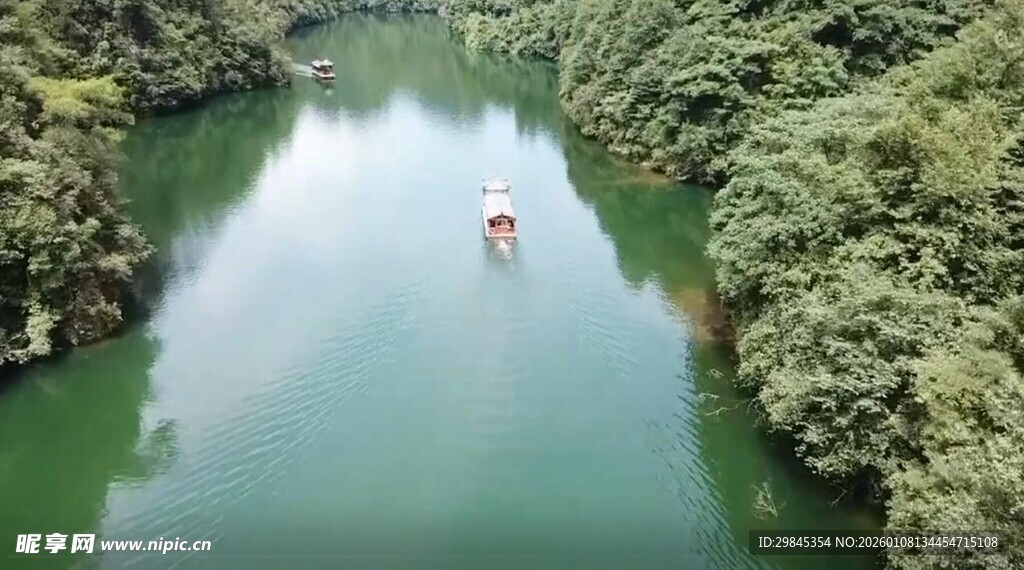 青山绿水间的泛舟美景