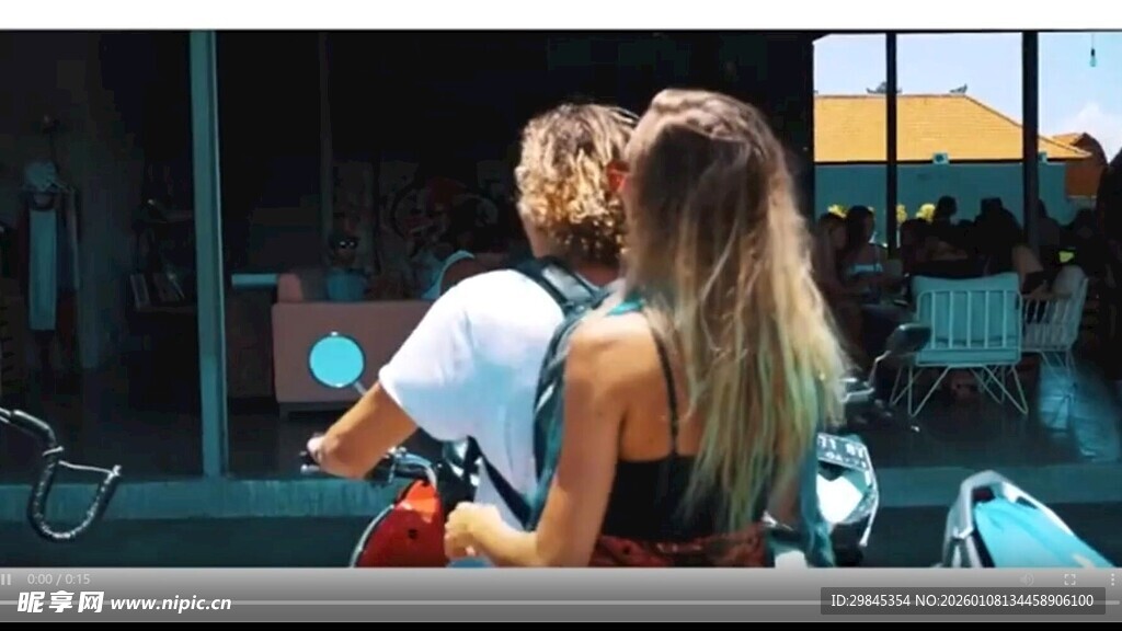 街头情侣甜蜜依偎瞬间