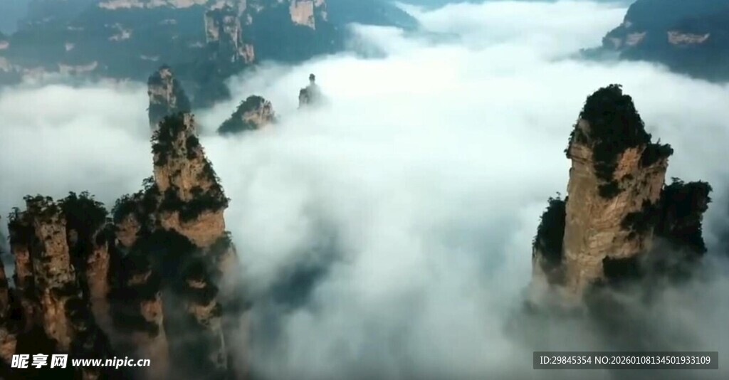 云雾缭绕的壮丽山峰景观