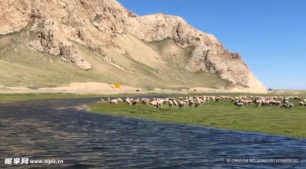 草原湖畔羊群与远山美景