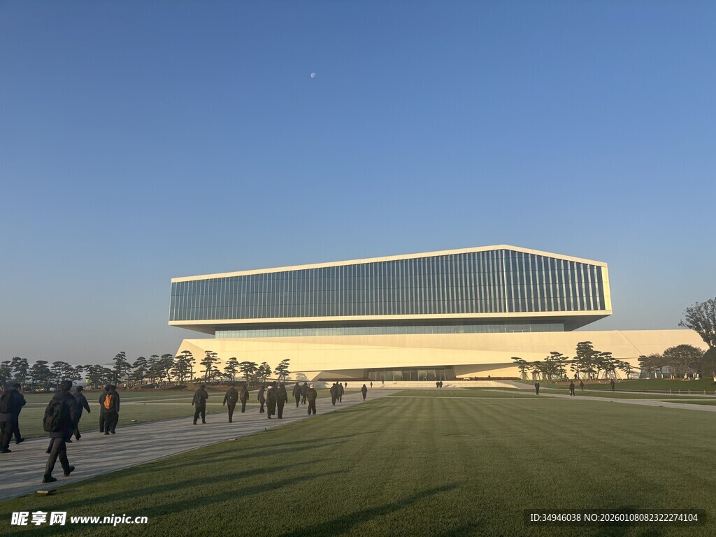 现代建筑前的人群景观