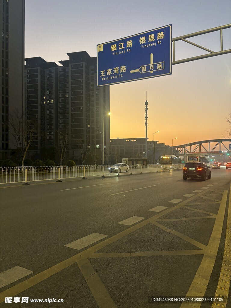 城市道路黄昏交通景象