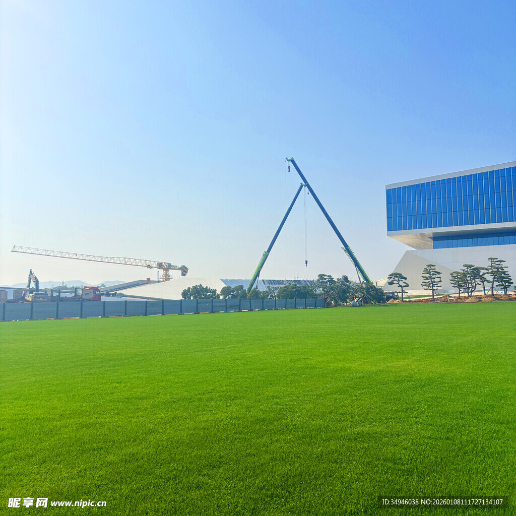 户外开阔绿草地与建筑景观