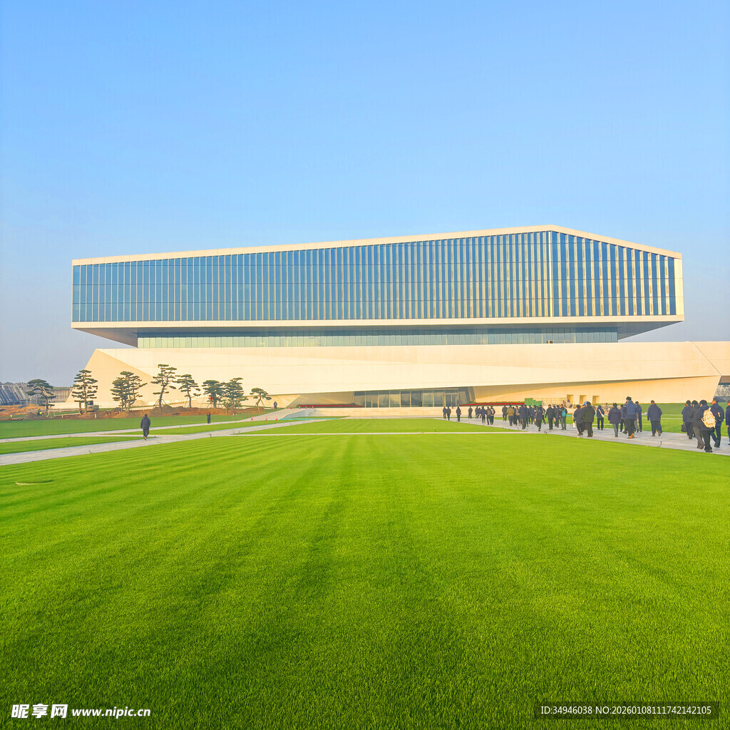 现代建筑前的大片绿茵