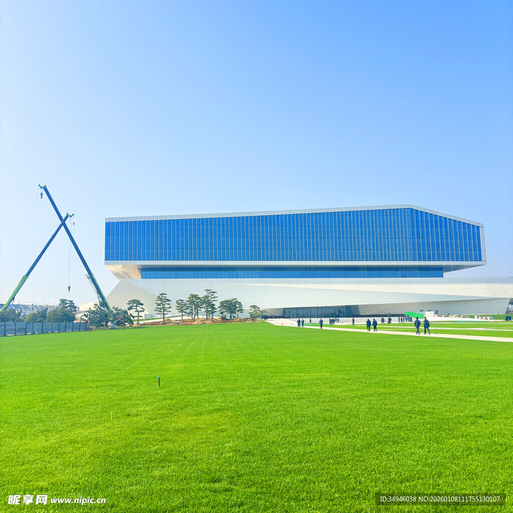 蓝顶建筑旁的翠绿草坪