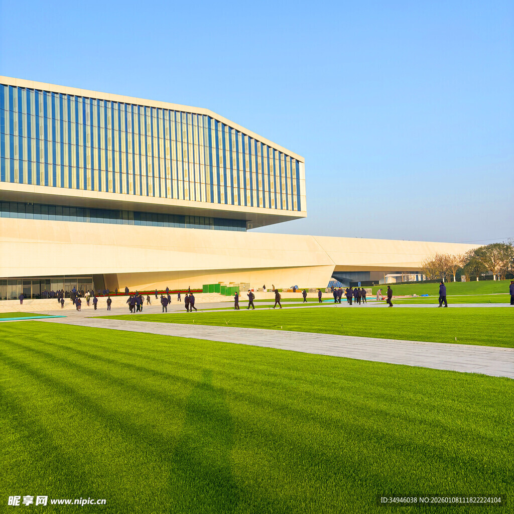 现代建筑旁的大片绿茵草地