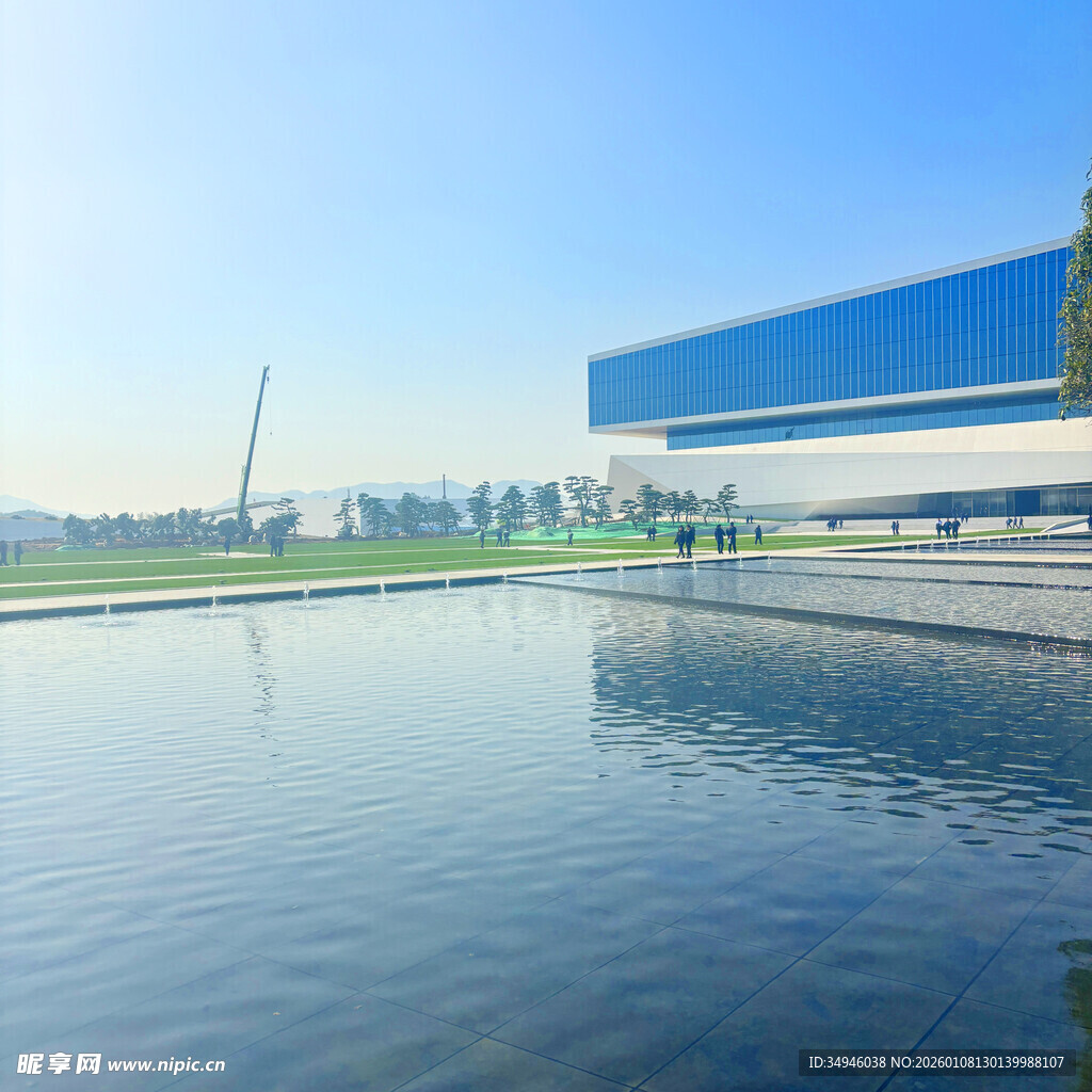 现代建筑旁的平静水面