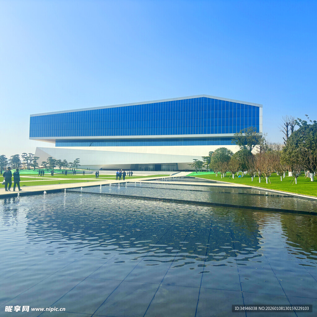 现代建筑旁的宁静水域