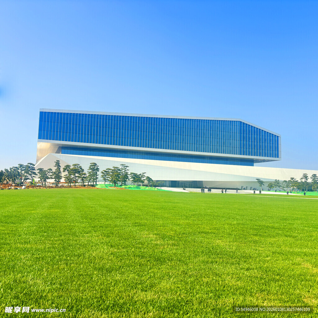 现代建筑与翠绿草坪景观