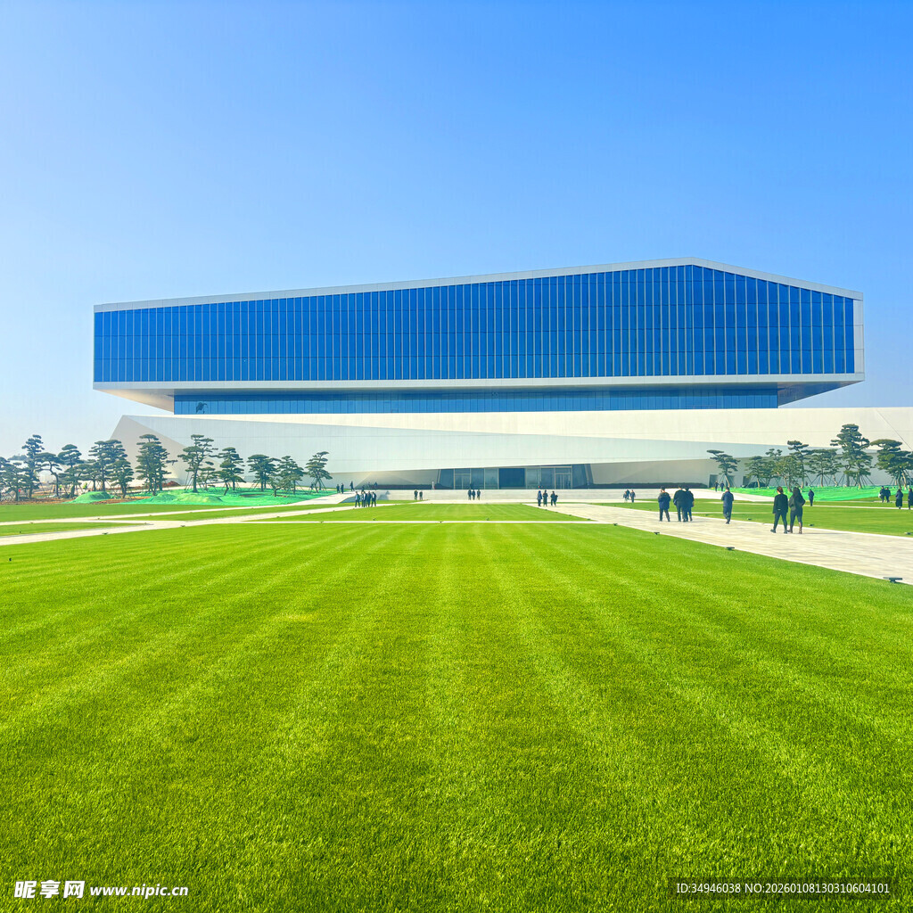 现代建筑前的翠绿草坪