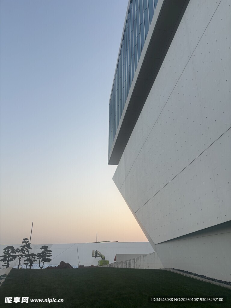 现代建筑与黄昏景色