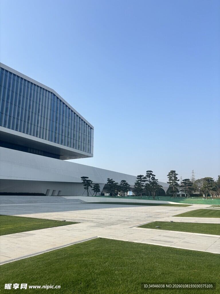 现代建筑前的开阔绿地