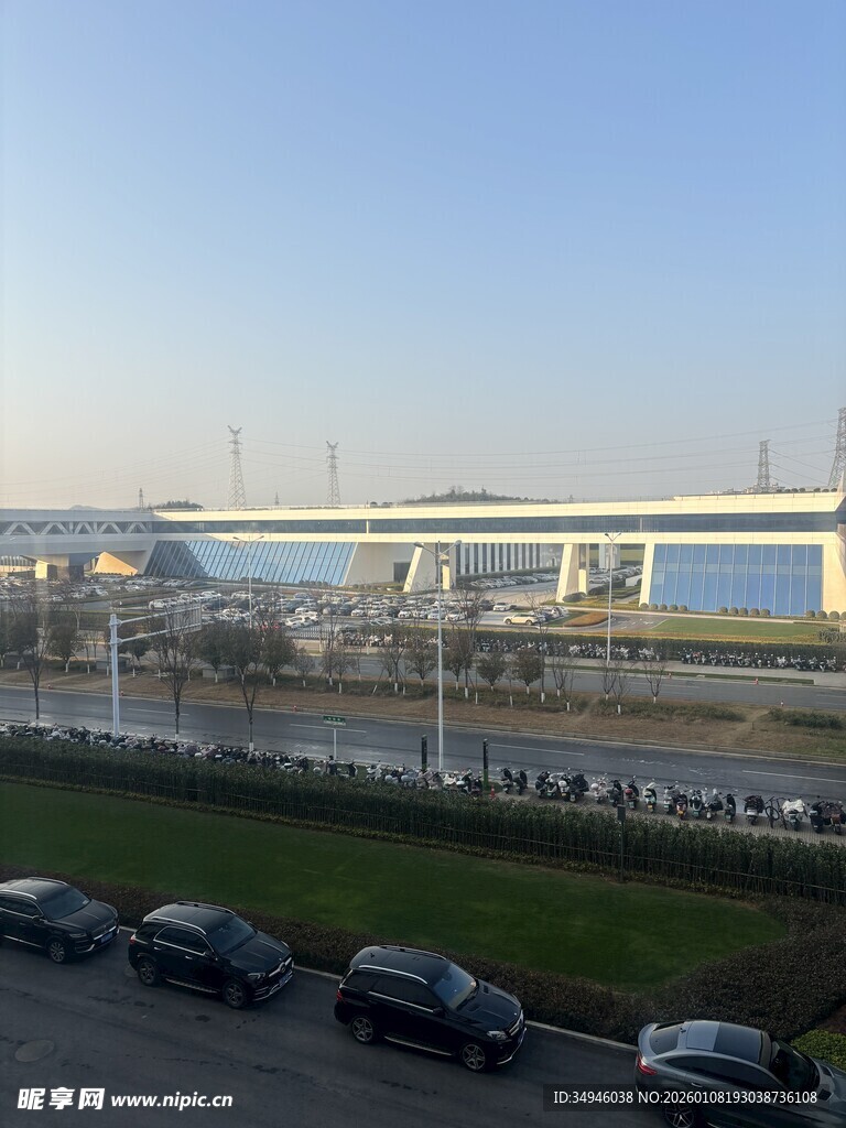 城市远景中的建筑与停车场