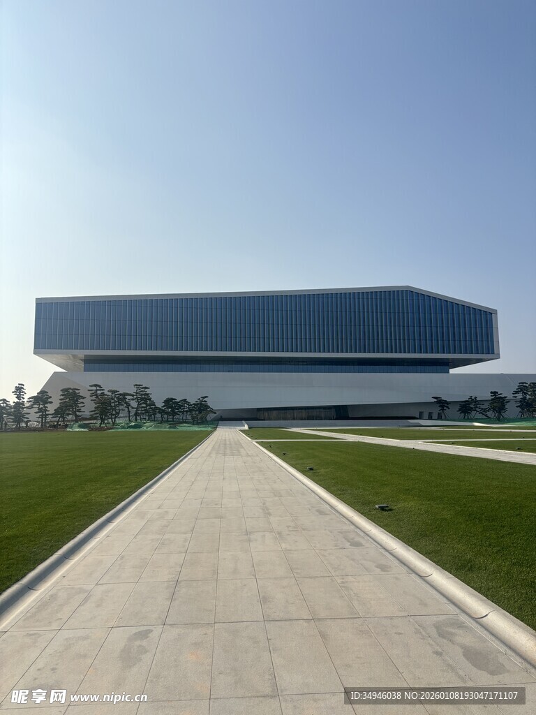 现代建筑前的开阔步道