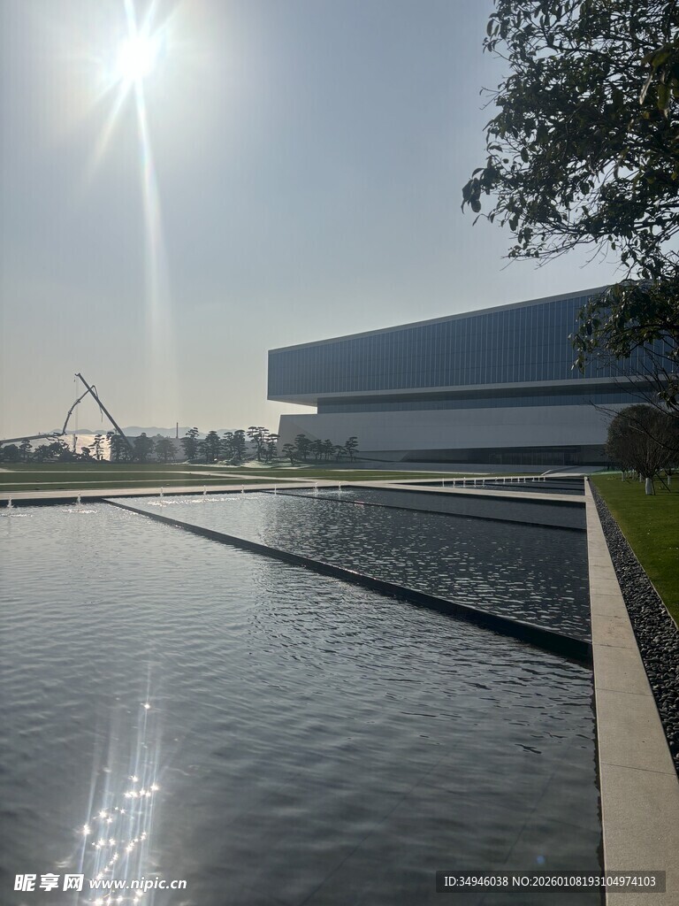 现代建筑旁的静谧水景